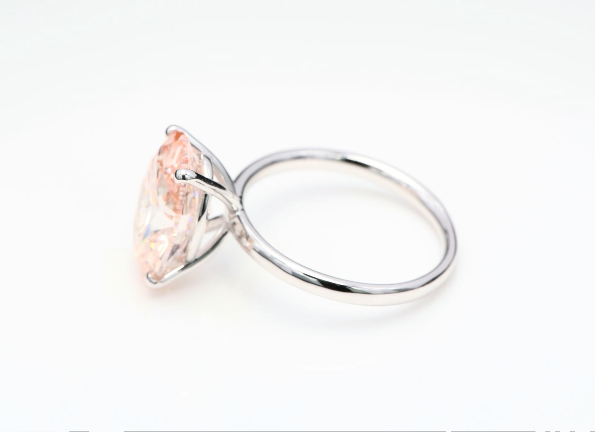 Diamantring i 18k vitguld med en 5 ct rosa ovalslipad labbodlad diamant i solitär infattning.