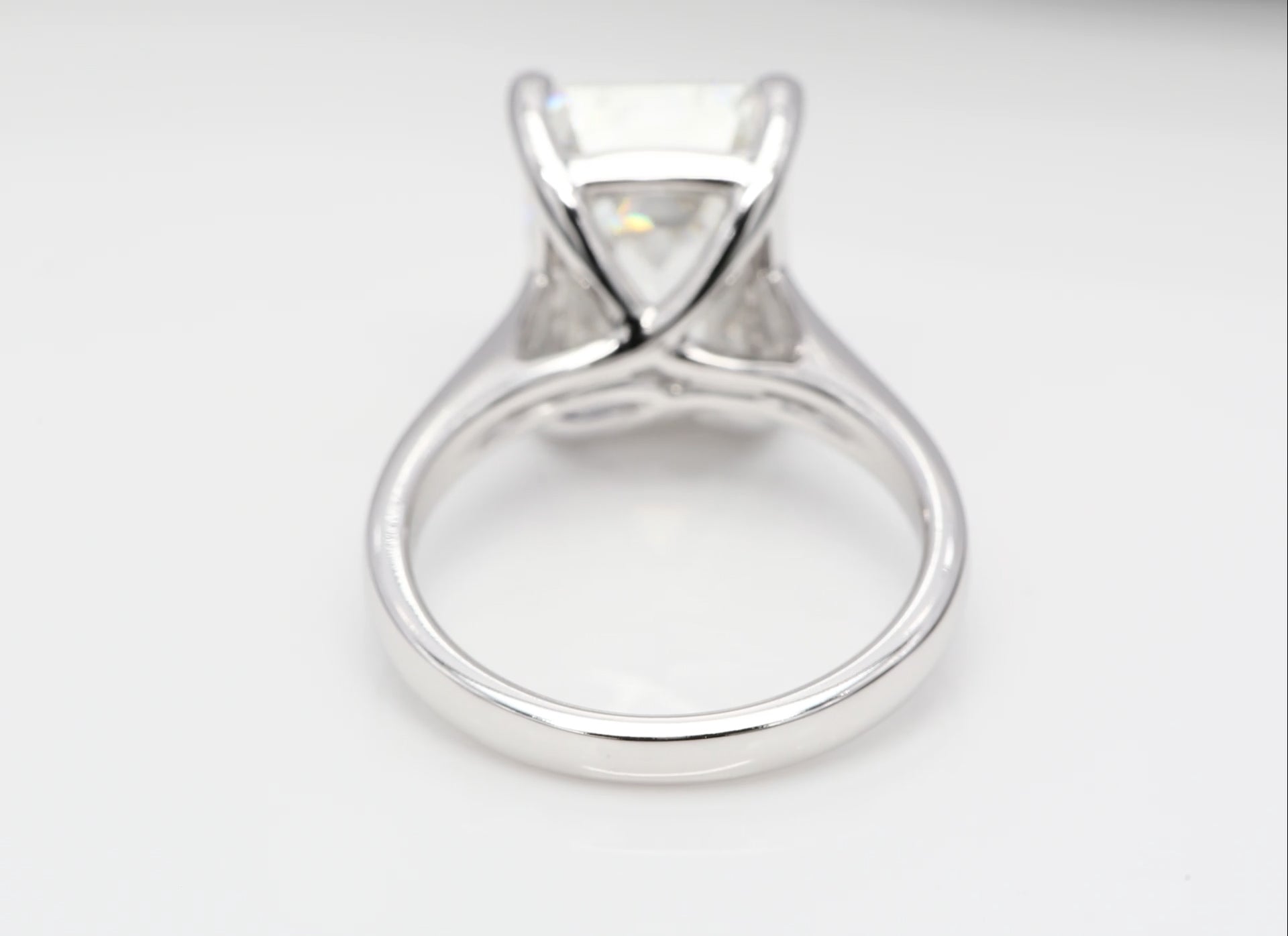 Diamantring i 18k vitguld med en 7 ct smaragdslipad labbodlad diamant i solitär infattning.