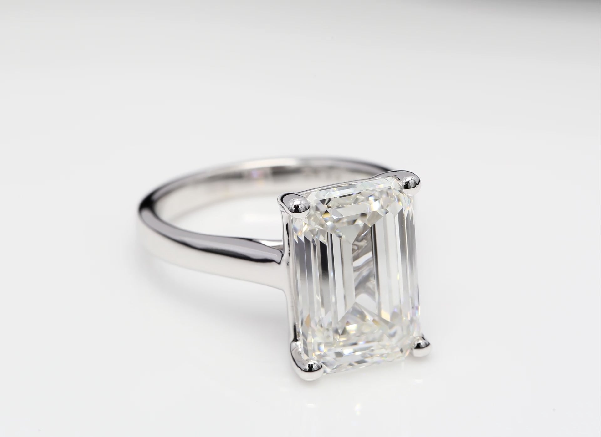 Diamantring i 18k vitguld med en 7 ct smaragdslipad labbodlad diamant i solitär infattning.