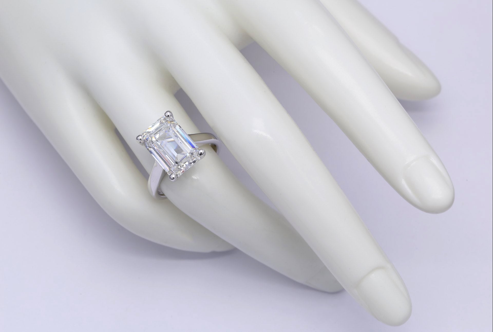 Diamantring i 18k vitguld med en 7 ct smaragdslipad labbodlad diamant i solitär infattning.