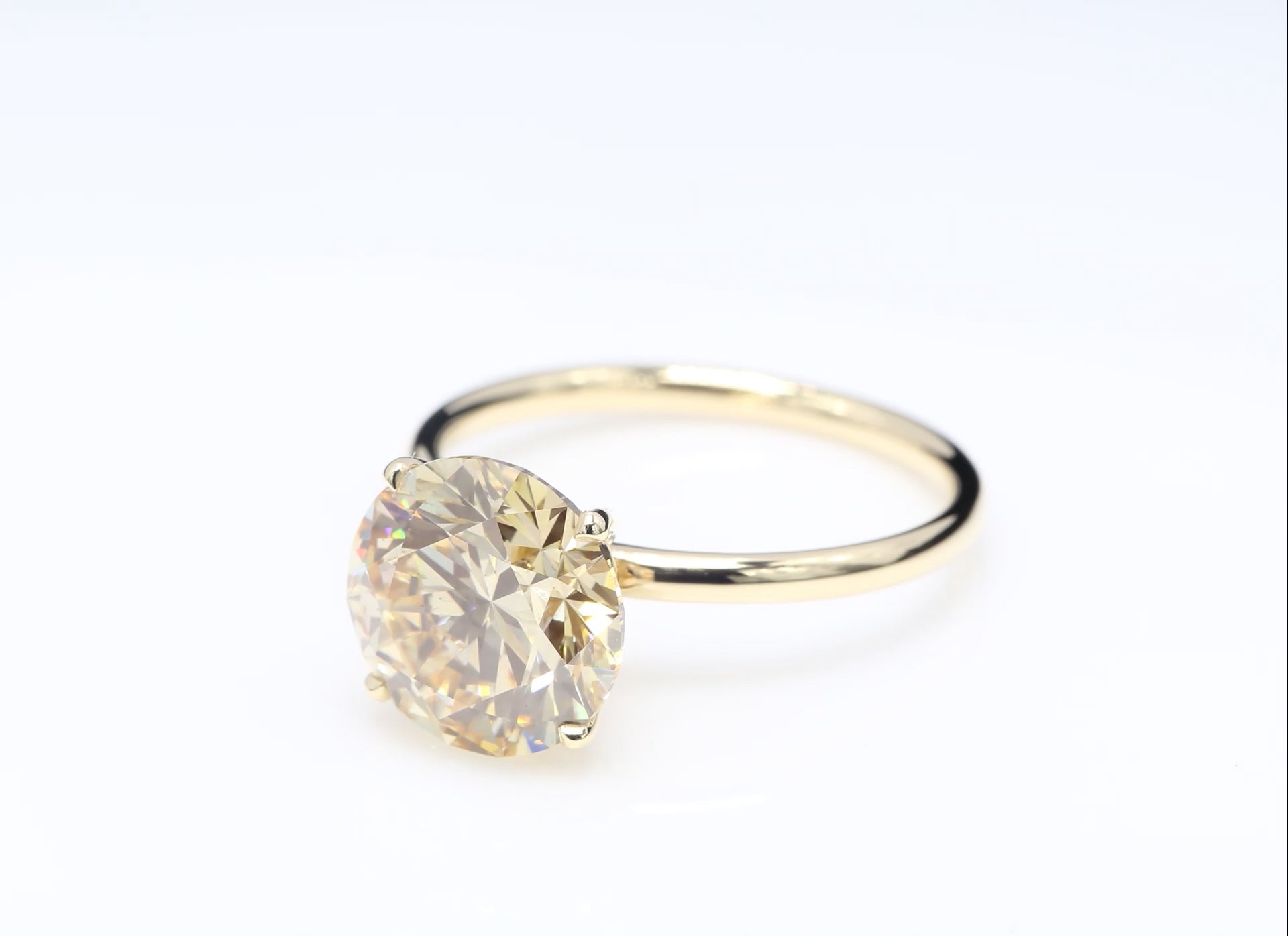 Diamantring i 18k gult guld med en 5 ct gul briljantslipad labbodlad diamant i solitär infattning.