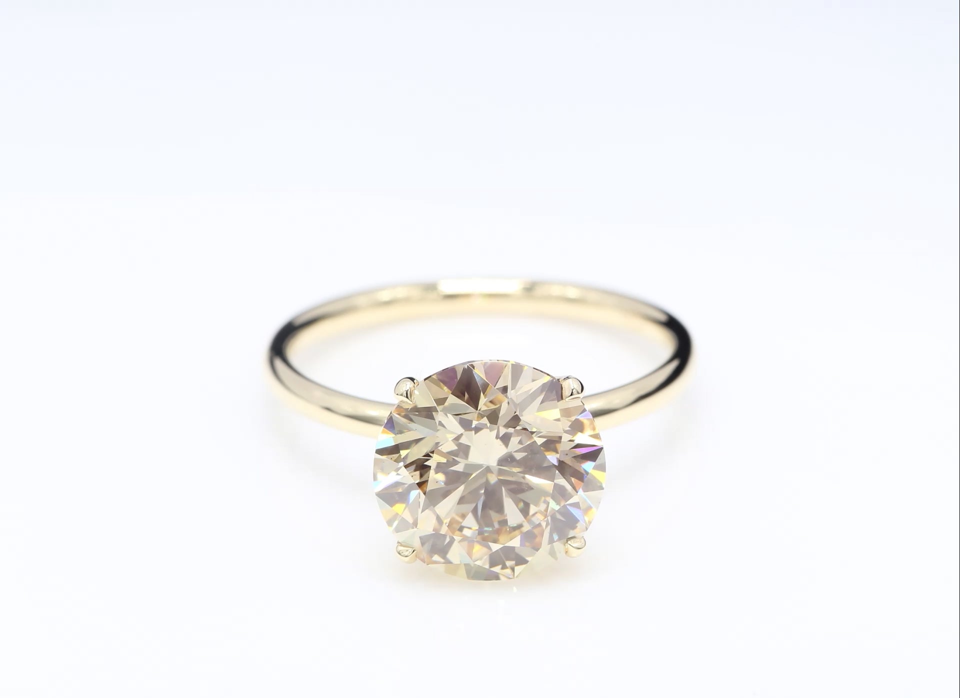 Diamantring i 18k gult guld med en 5 ct gul briljantslipad labbodlad diamant i solitär infattning.