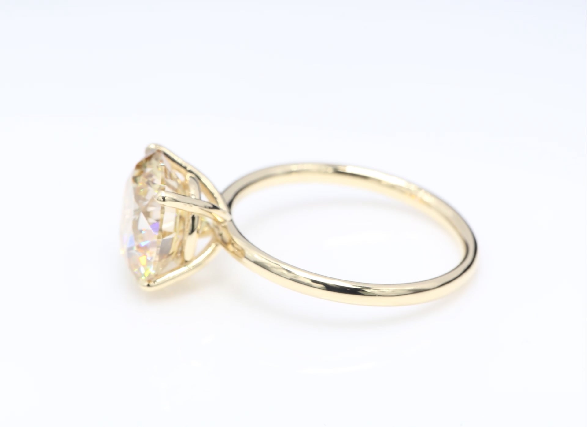 Diamantring i 18k gult guld med en 5 ct gul briljantslipad labbodlad diamant i solitär infattning.