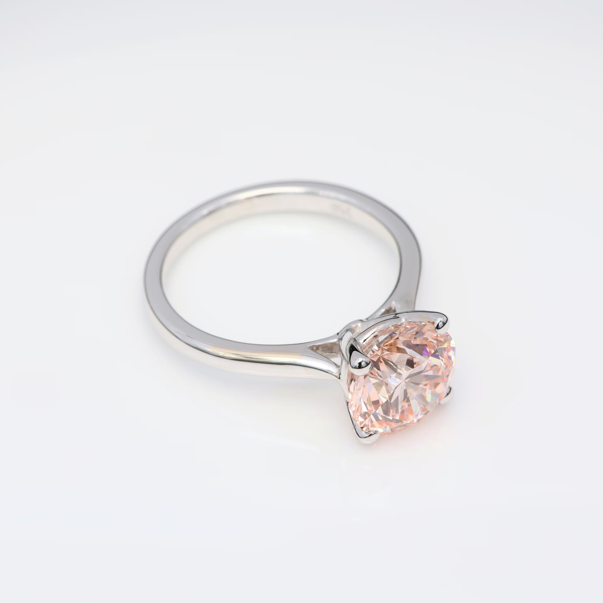 Diamantring i 18k vitguld med en 2 ct rosa briljantslipad labbodlad diamant i solitär infattning.
