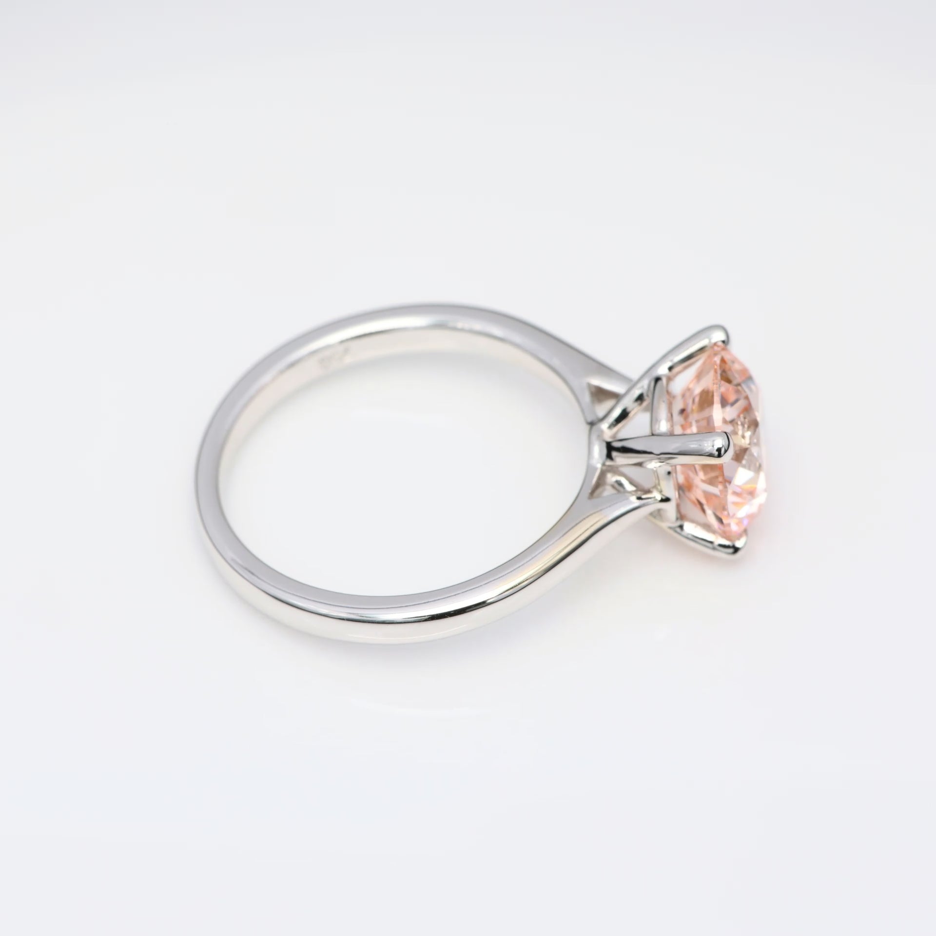 Diamantring i 18k vitguld med en 2 ct rosa briljantslipad labbodlad diamant i solitär infattning.