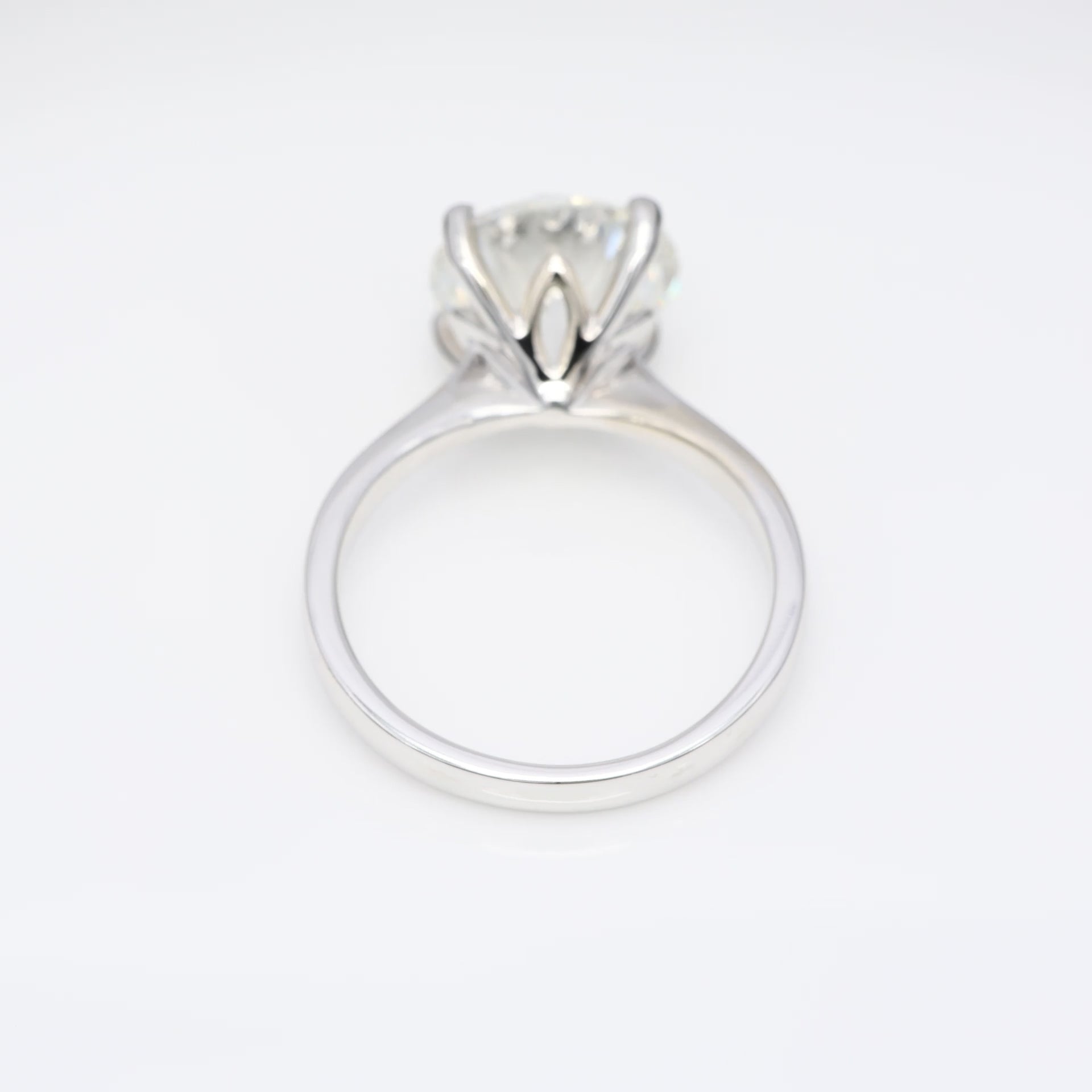 Diamantring i 18k vitguld med en 4 ct briljantslipad labbodlad diamant i solitär infattning.