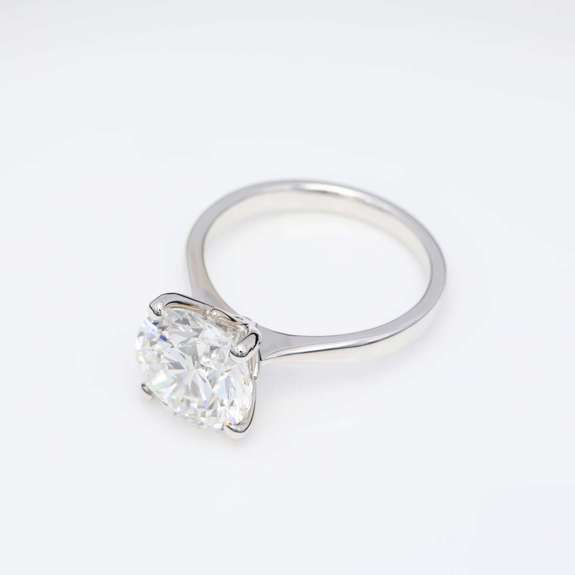 Diamantring i 18k vitguld med en 4 ct briljantslipad labbodlad diamant i solitär infattning.