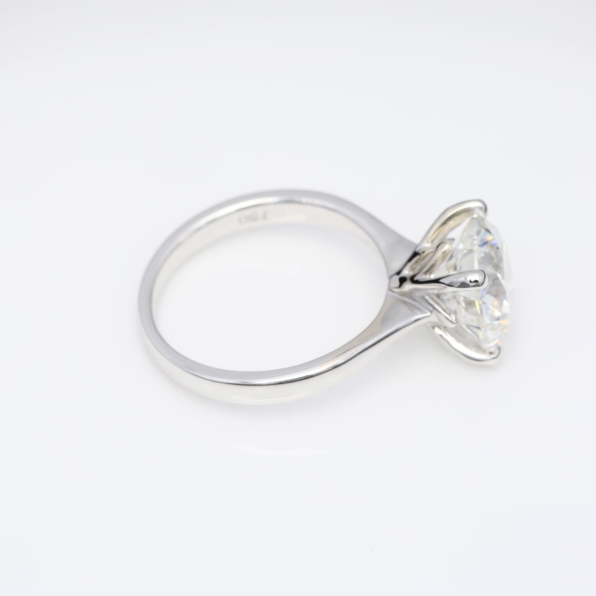 Diamantring i 18k vitguld med en 4 ct briljantslipad labbodlad diamant i solitär infattning.