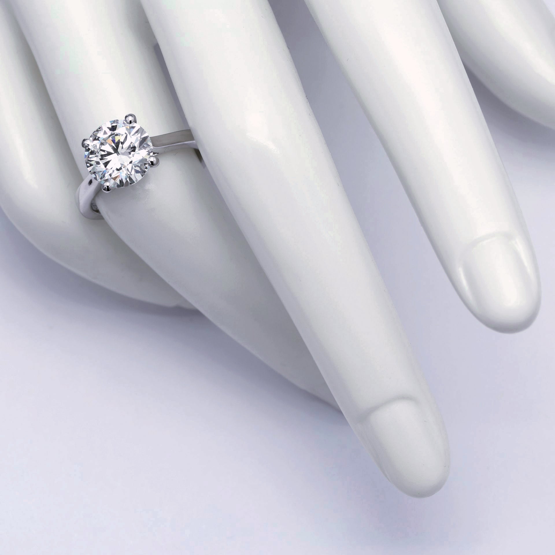 Diamantring i 18k vitguld med en 4 ct briljantslipad labbodlad diamant i solitär infattning.