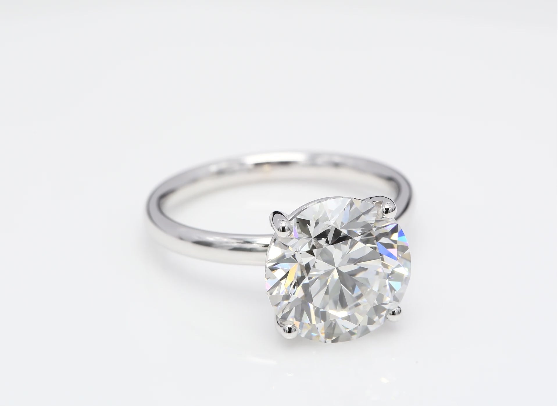 Diamantring i 18k vitguld med en 5 ct briljantslipad labbodlad diamant i solitär infattning.