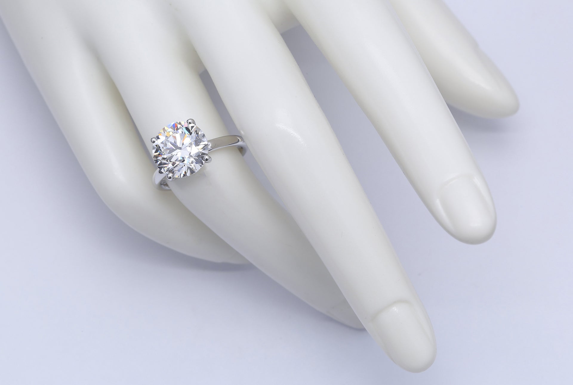 Diamantring i 18k vitguld med en 5 ct briljantslipad labbodlad diamant i solitär infattning.