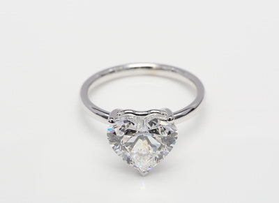 Diamantring i 18k vitguld med en 4 ct hjärtslipad labbodlad diamant i solitär infattning.