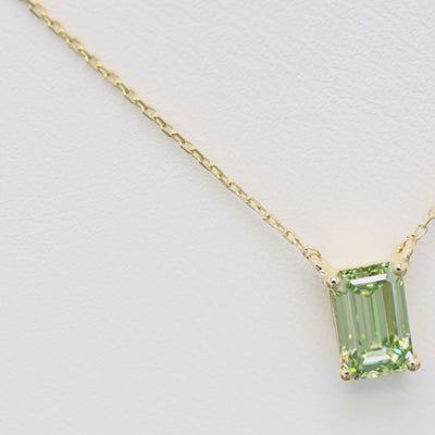 Diamanthalsband i 18k gult guld med en 1 ct grön smaragdslipad labbodlad diamant i solitär infattning.