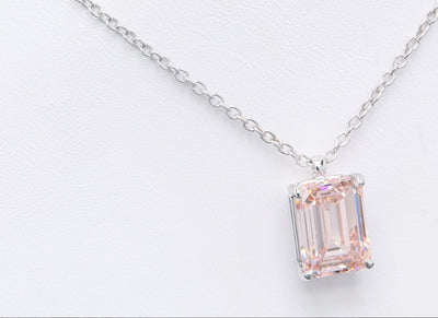 Diamanthalsband i 18k vitguld med en 5 ct rosa smaragdslipad labbodlad diamant i solitär infattning.