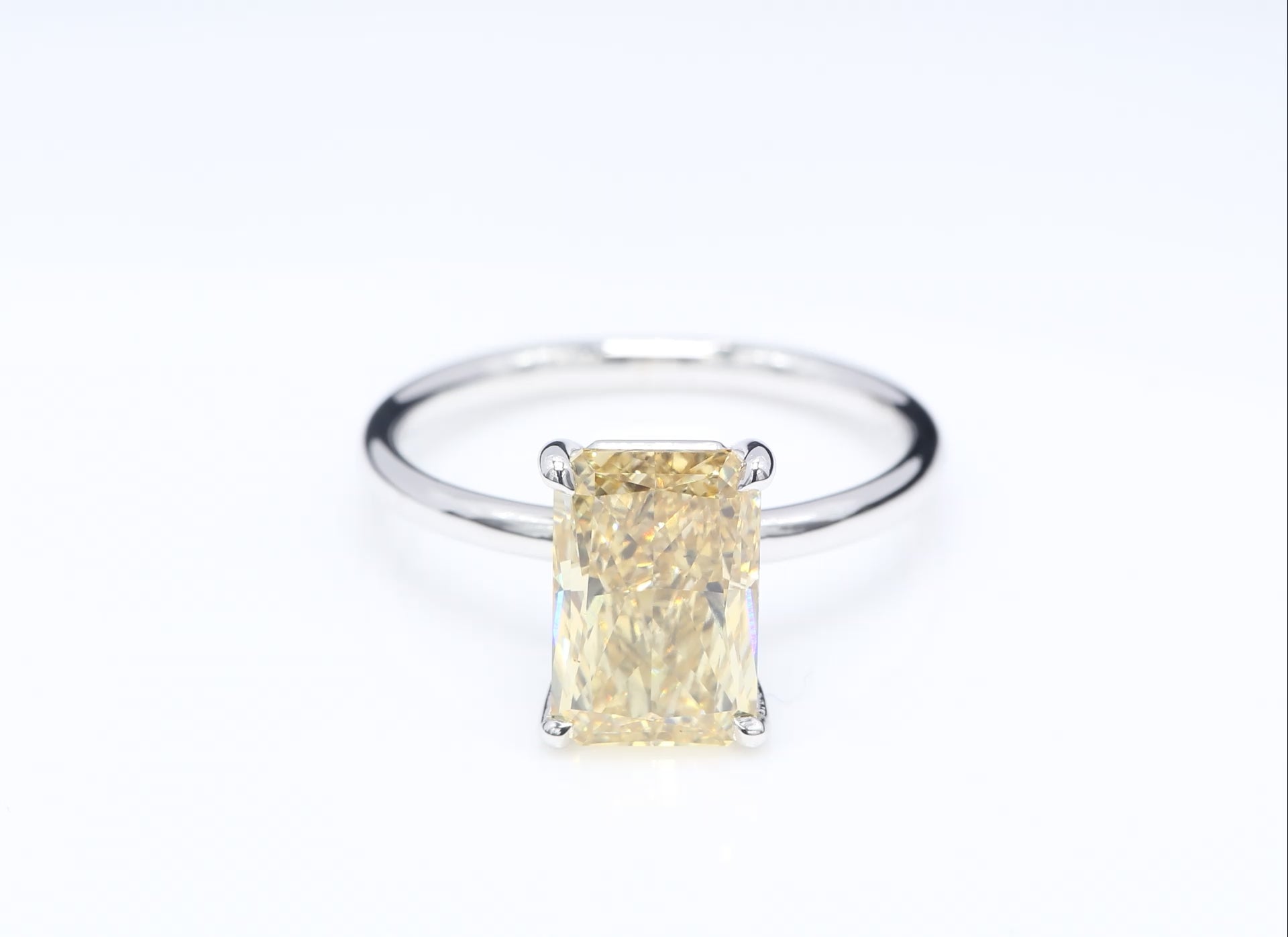 Diamantring i 18k vitguld med en 3 ct gul smaragdslipad labbodlad diamant i solitär infattning.