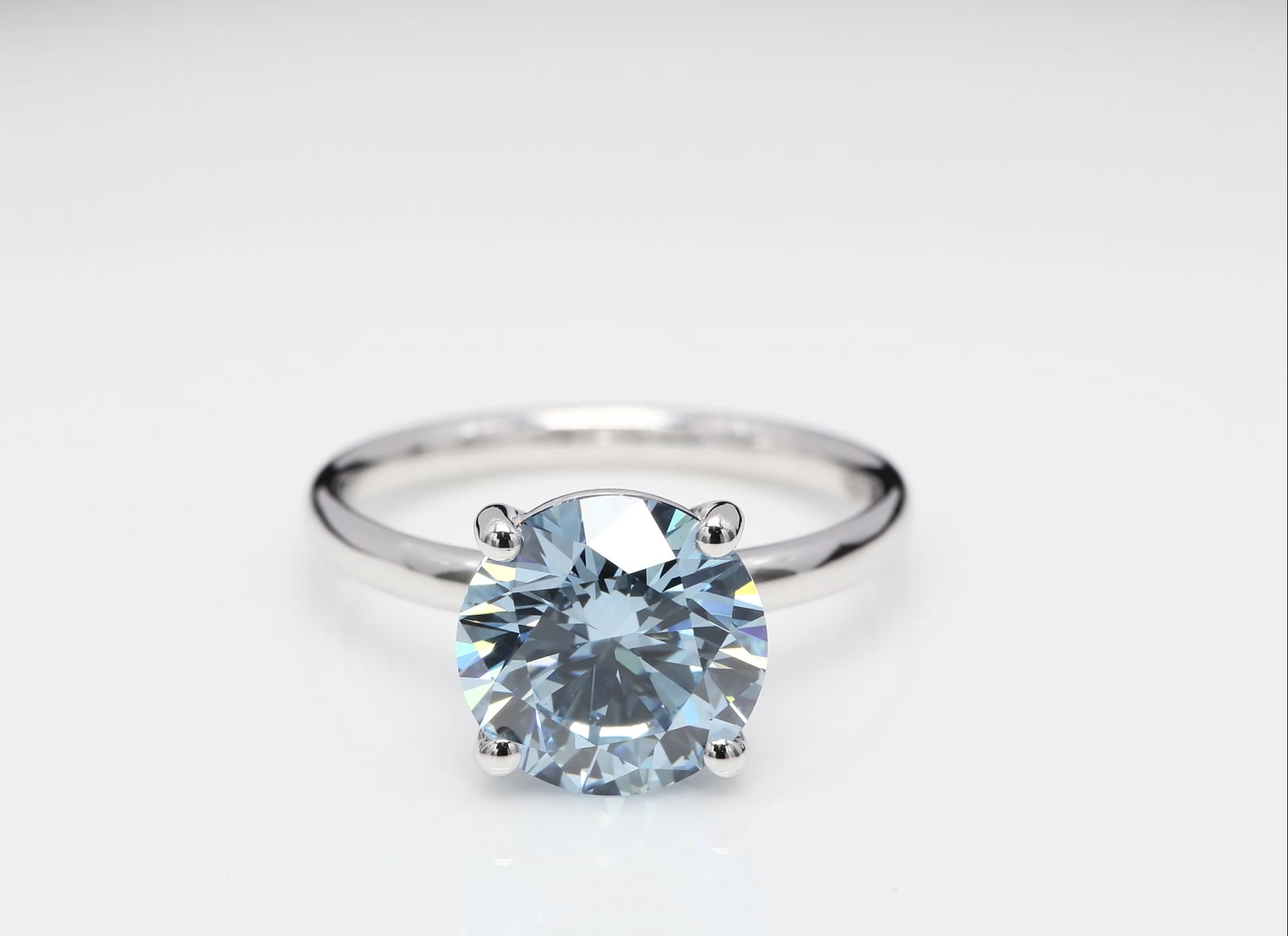 Diamantring i 18k vitguld med en 3 ct blå briljantslipad labbodlad diamant i solitär infattning.