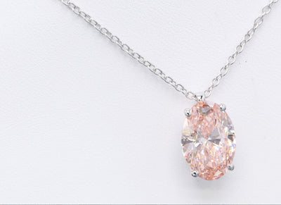 Diamanthalsband i 18k vitguld med en 5 ct rosa ovalslipad labbodlad diamant i solitär infattning.