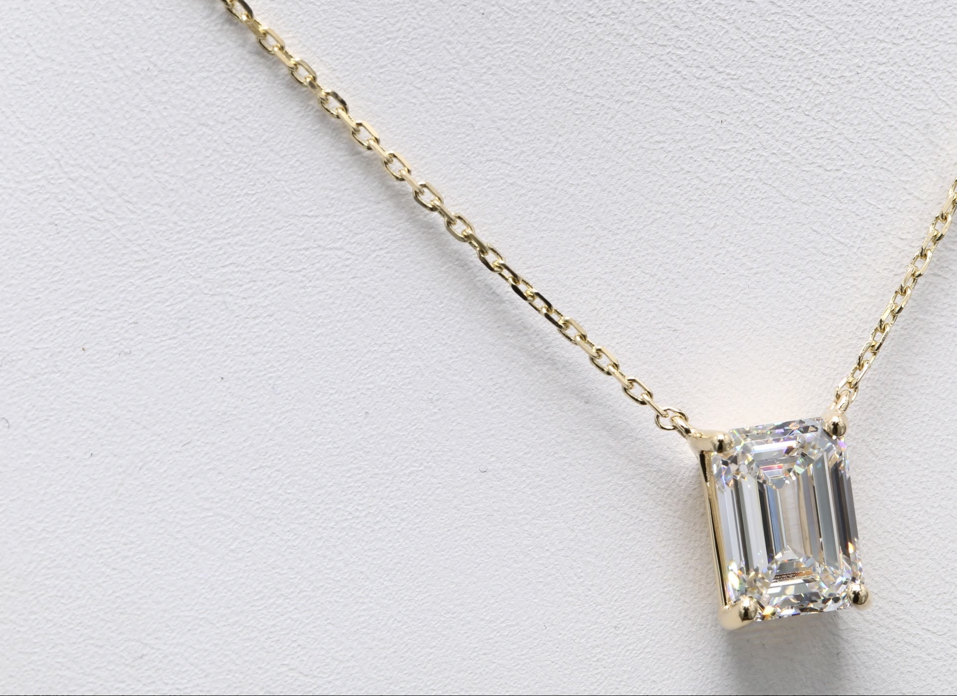 Diamanthalsband i 18k gult guld med en 3 ct smaragdslipad labbodlad diamant i solitär infattning.