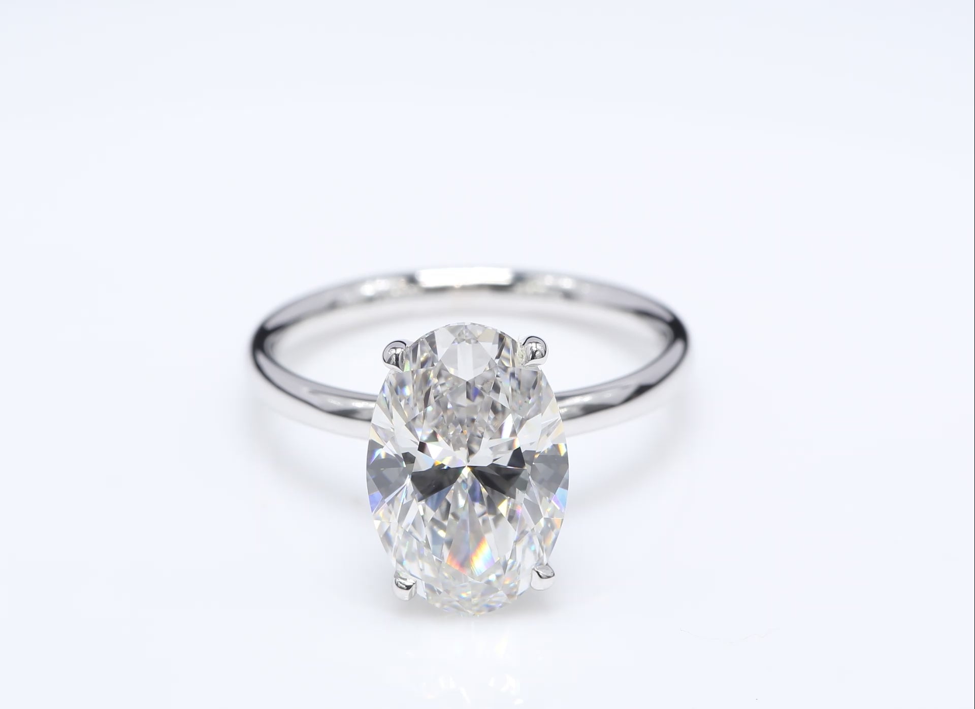 Diamantring i 18k vitguld med en 4 ct ovalslipad labbodlad diamant i solitär infattning.