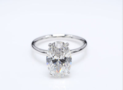 Diamantring i 18k vitguld med en 4 ct ovalslipad labbodlad diamant i solitär infattning.