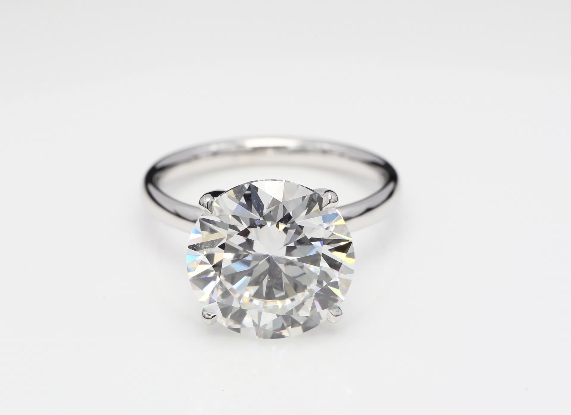 Diamantring i 18k vitguld med en 7 ct briljantslipad labbodlad diamant i solitär infattning.