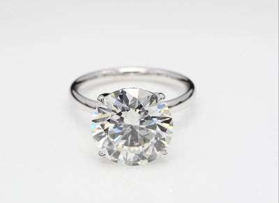 Diamantring i 18k vitguld med en 7 ct briljantslipad labbodlad diamant i solitär infattning.