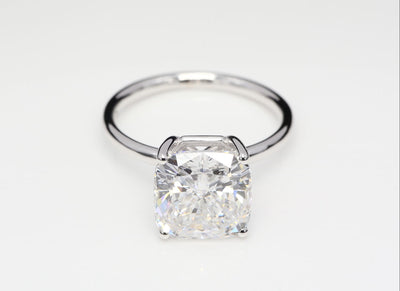 Diamantring i 18k vitguld med en 5 ct kuddslipad labbodlad diamant i solitär infattning.