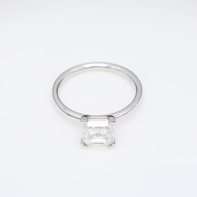 Diamantring i 18k vitguld med en 2 ct kuddslipad labbodlad diamant i solitär infattning.