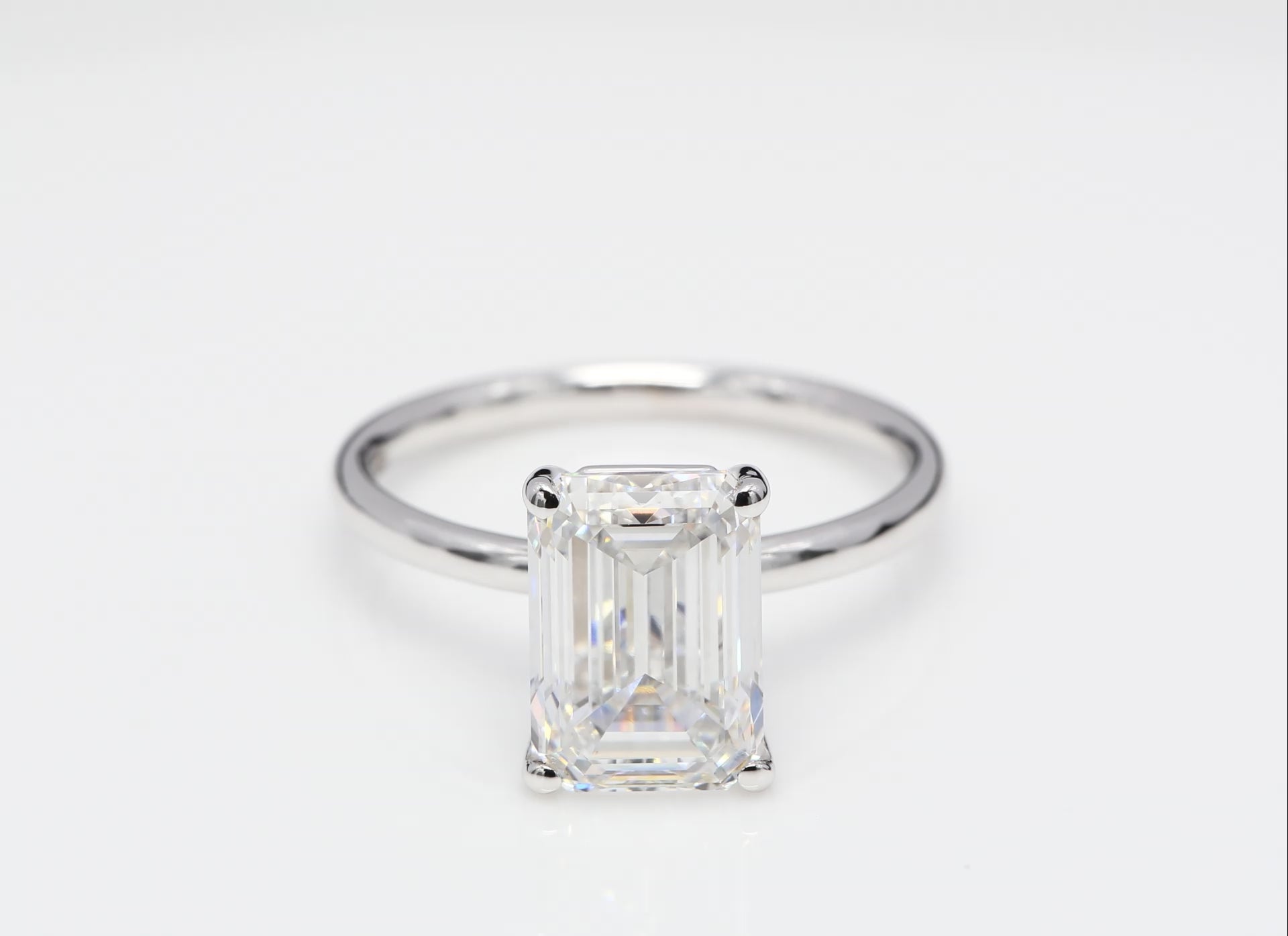 Diamantring i 18k vitguld med en 4 ct smaragdslipad labbodlad diamant i solitär infattning.