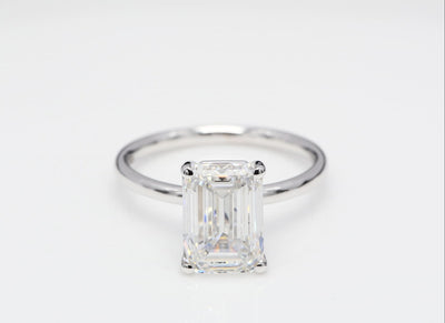 Diamantring i 18k vitguld med en 4 ct smaragdslipad labbodlad diamant i solitär infattning.