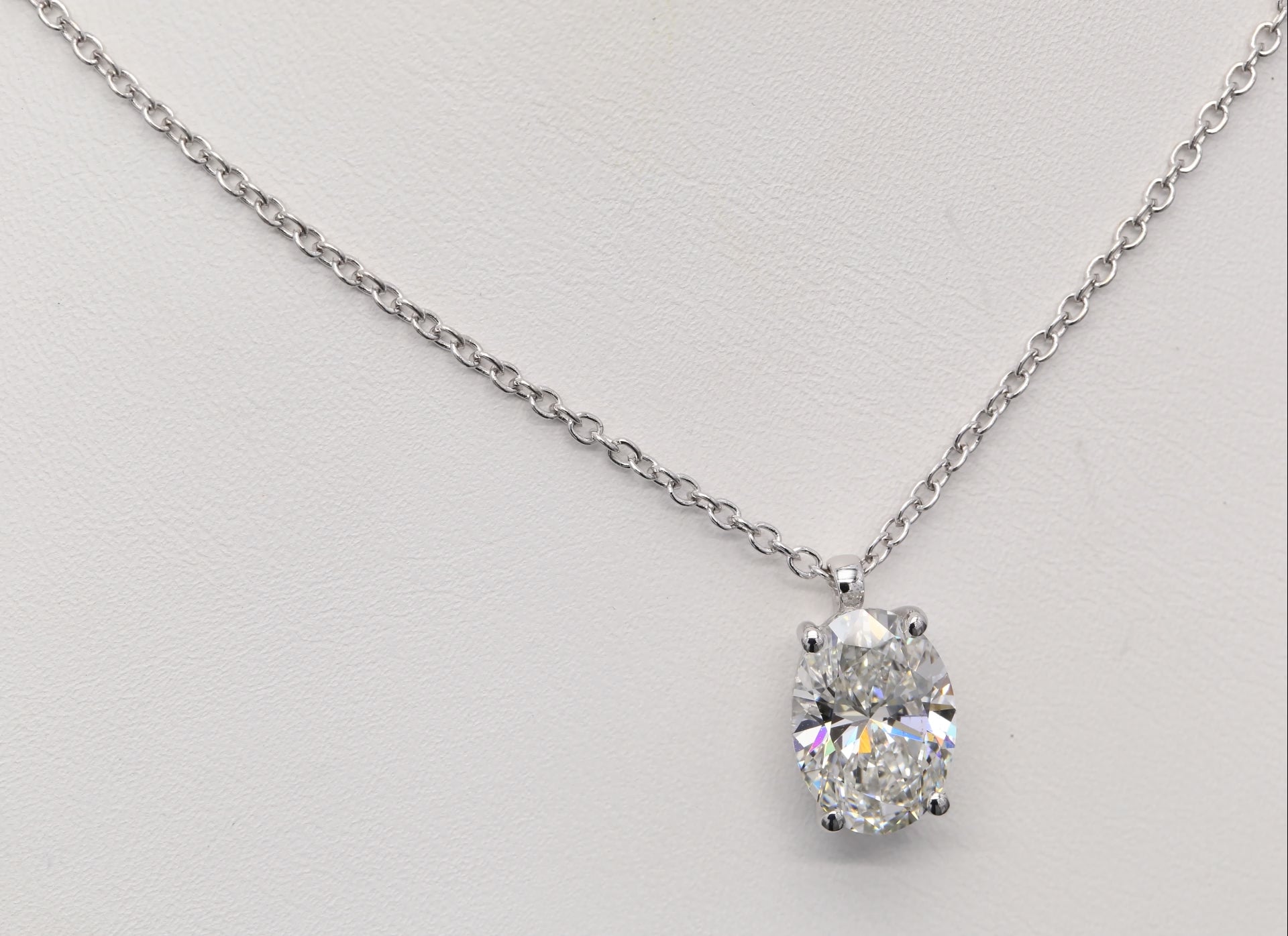 Diamanthalsband i 18k vitguld med en 3 ct ovalslipad labbodlad diamant i solitär infattning.