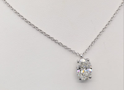 Diamanthalsband i 18k vitguld med en 3 ct ovalslipad labbodlad diamant i solitär infattning.