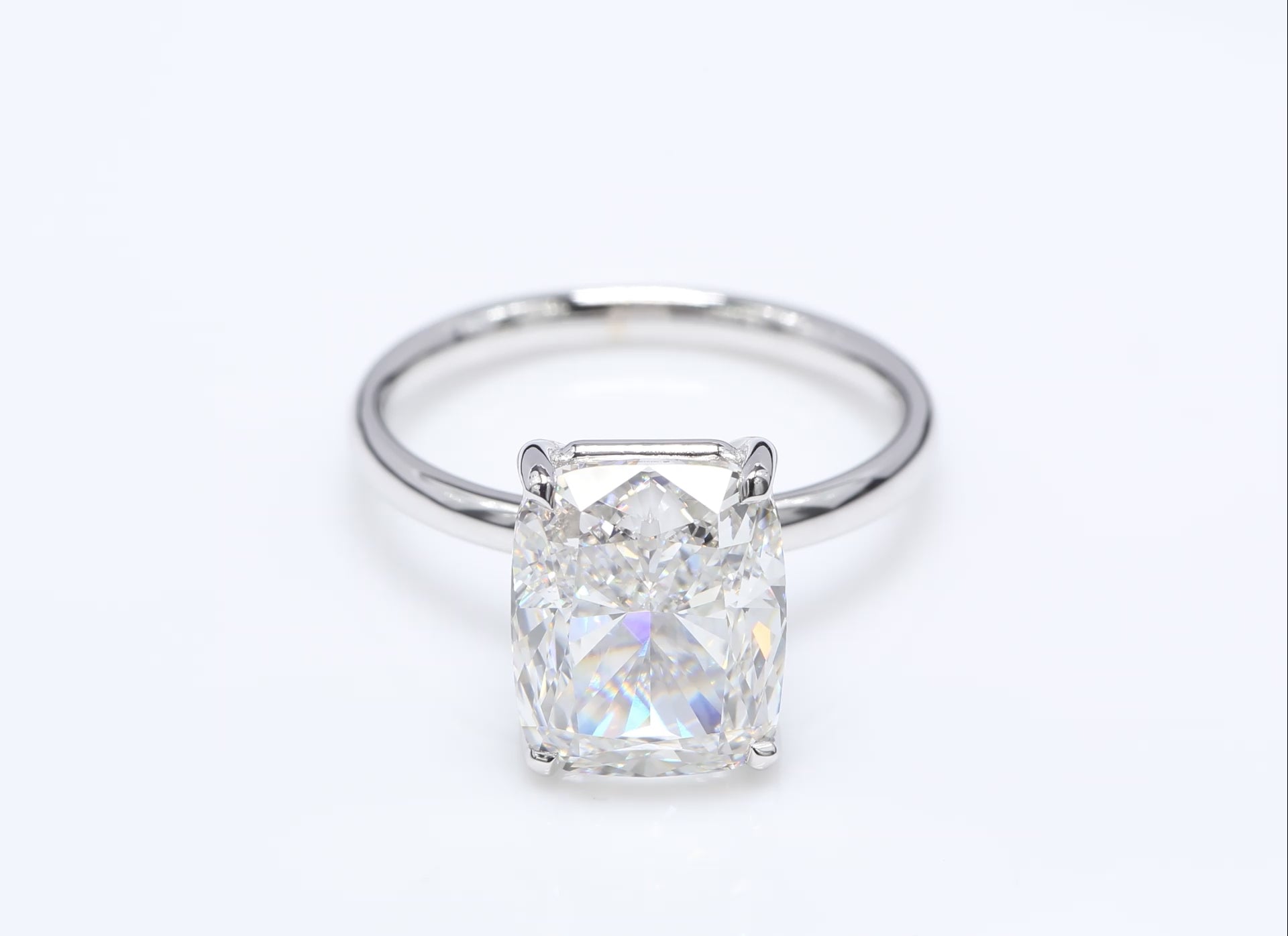 Diamantring i 18k vitguld med en 5 ct kuddslipad labbodlad diamant i solitär infattning.