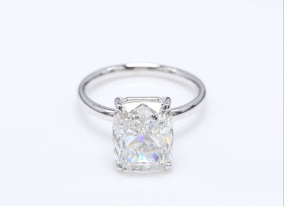 Diamantring i 18k vitguld med en 5 ct kuddslipad labbodlad diamant i solitär infattning.