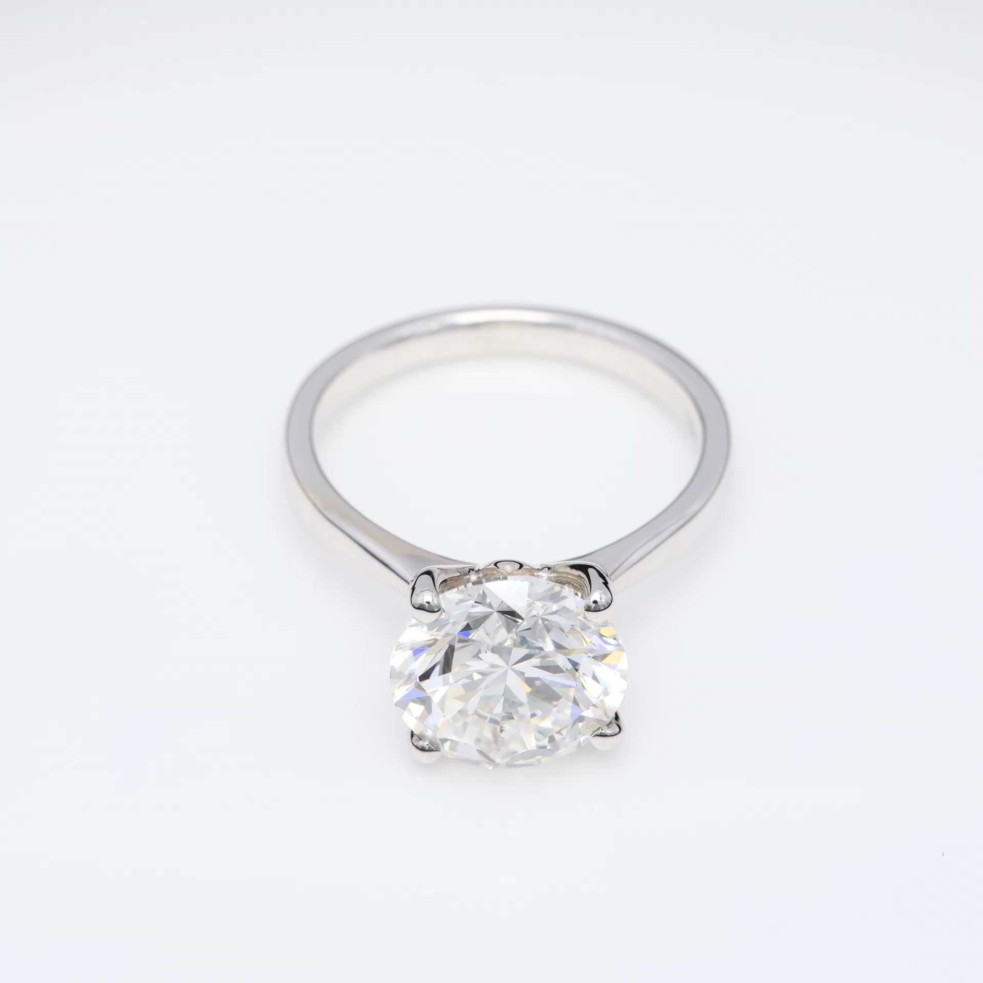 Diamantring i 18k vitguld med en 4 ct briljantslipad labbodlad diamant i solitär infattning.