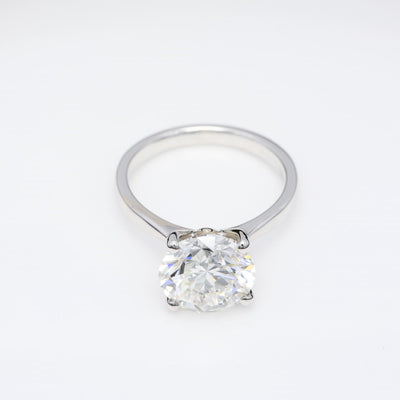 Diamantring i 18k vitguld med en 4 ct briljantslipad labbodlad diamant i solitär infattning.