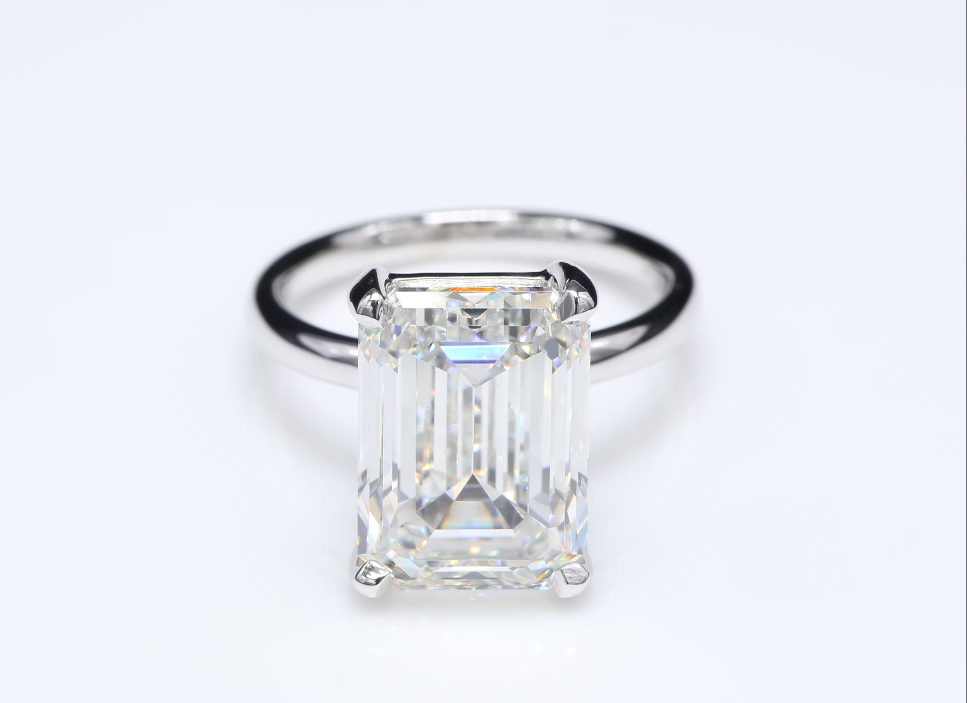 Diamantring i 18k vitguld med en 10 ct smaragdslipad labbodlad diamant i solitär infattning.