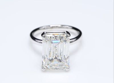 Diamantring i 18k vitguld med en 10 ct smaragdslipad labbodlad diamant i solitär infattning.