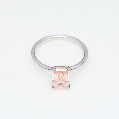 Diamantring i 18k vitguld med en 3 ct rosa smaragdslipad labbodlad diamant i solitär infattning.