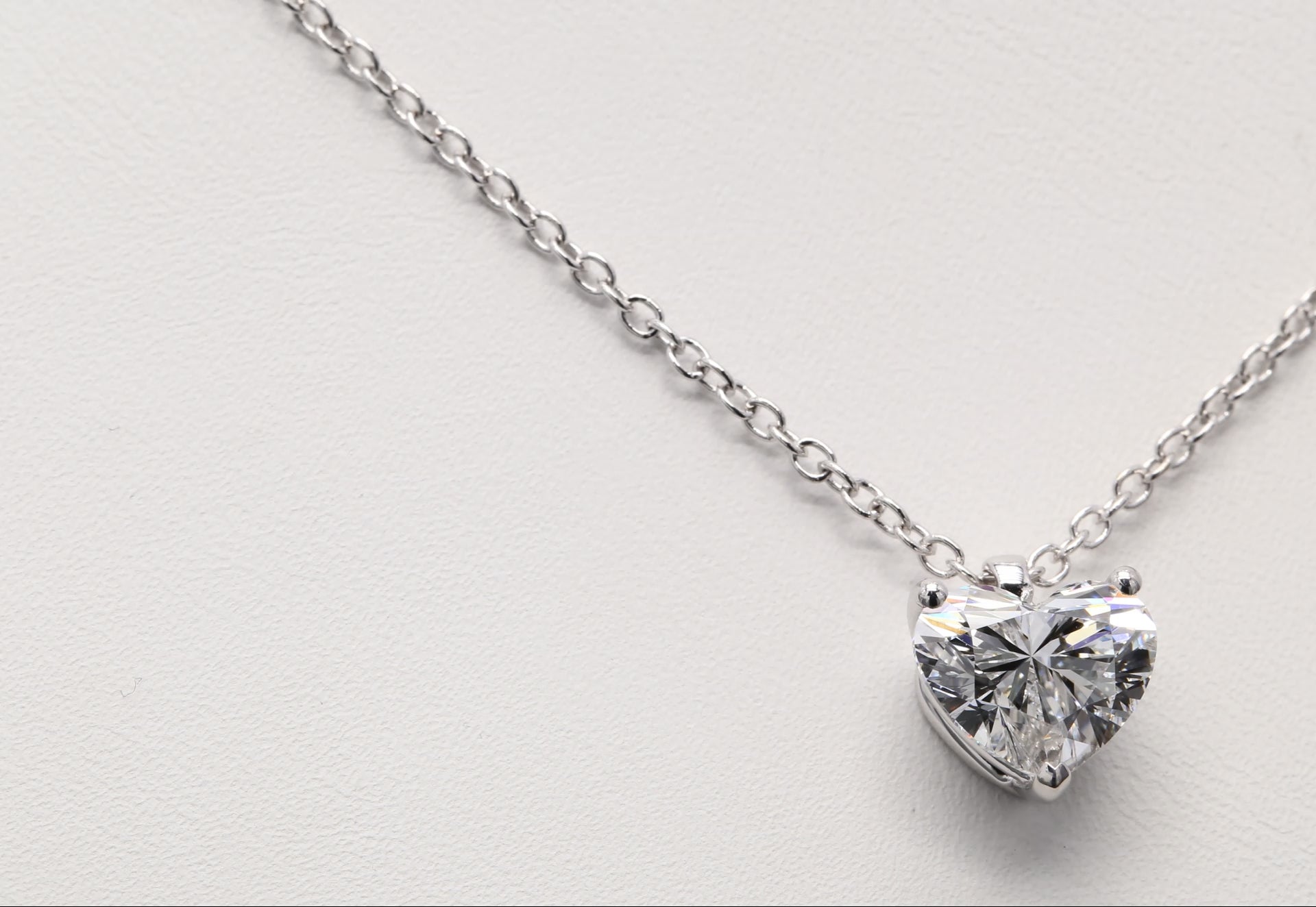Diamanthalsband i 18k vitguld med en 2 ct hjärtslipad labbodlad diamant i solitär infattning.