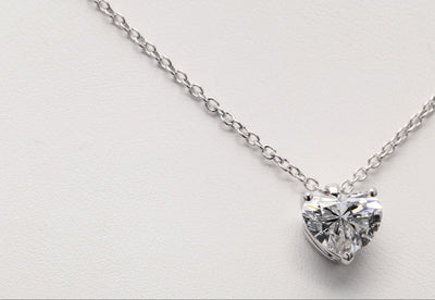 Diamanthalsband i 18k vitguld med en 2 ct hjärtslipad labbodlad diamant i solitär infattning.