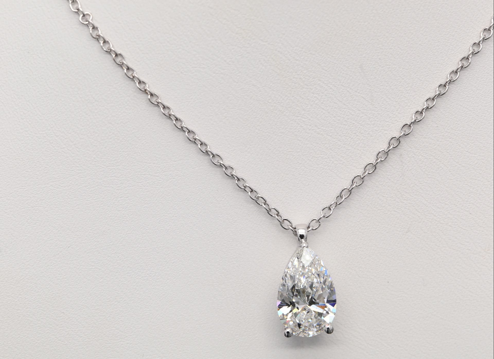 Diamanthalsband i 18k vitguld med en 3 ct päronslipad labbodlad diamant i solitär infattning.