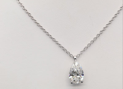 Diamanthalsband i 18k vitguld med en 3 ct päronslipad labbodlad diamant i solitär infattning.