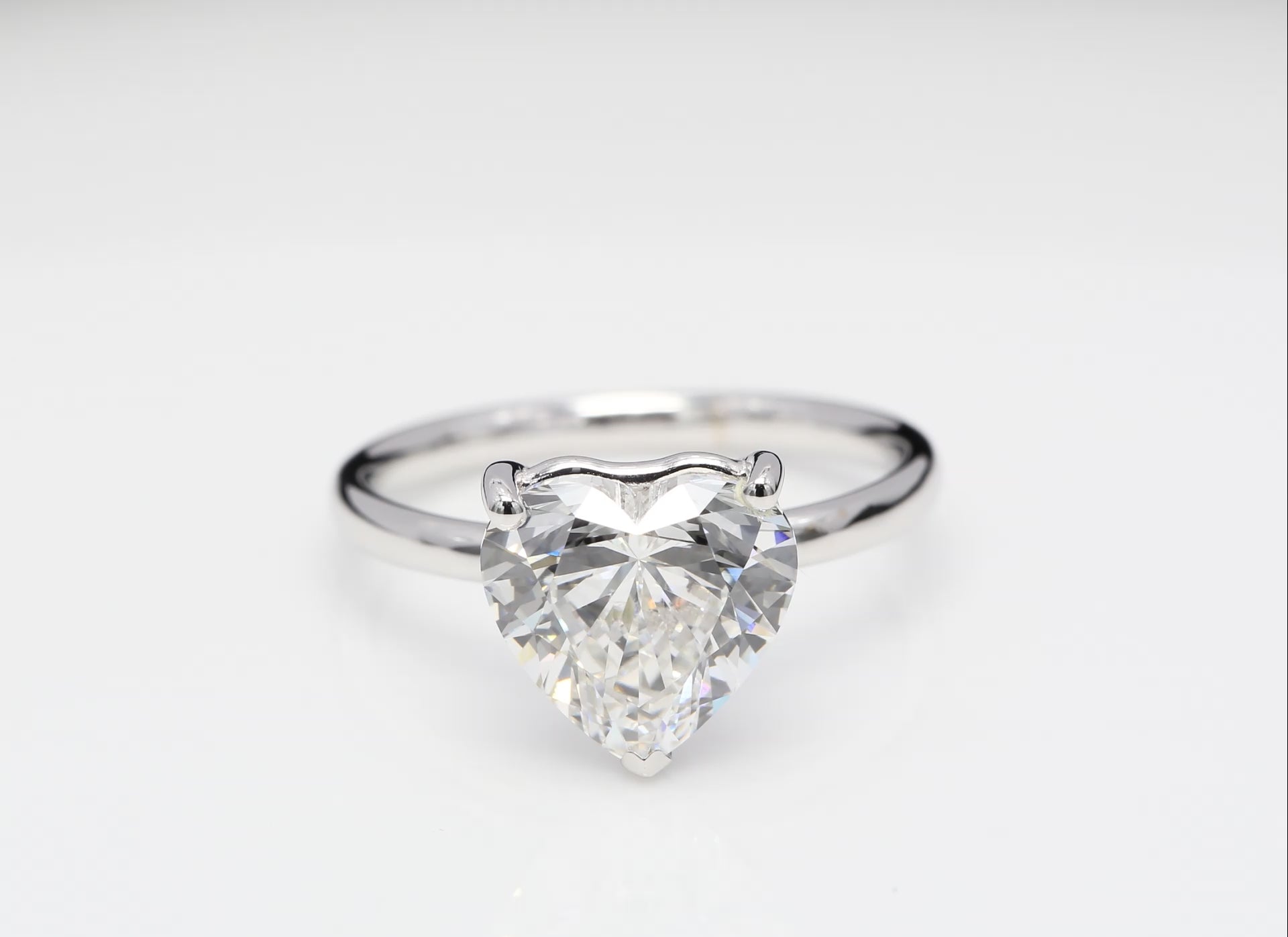 Diamantring i 18k vitguld med en 2 ct hjärtslipad labbodlad diamant i solitär infattning.
