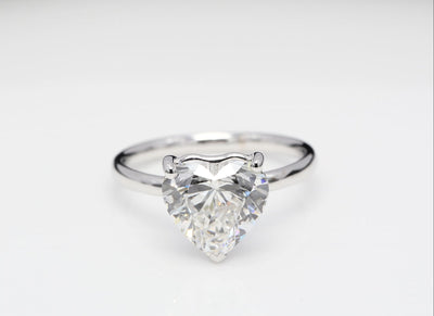 Diamantring i 18k vitguld med en 2 ct hjärtslipad labbodlad diamant i solitär infattning.
