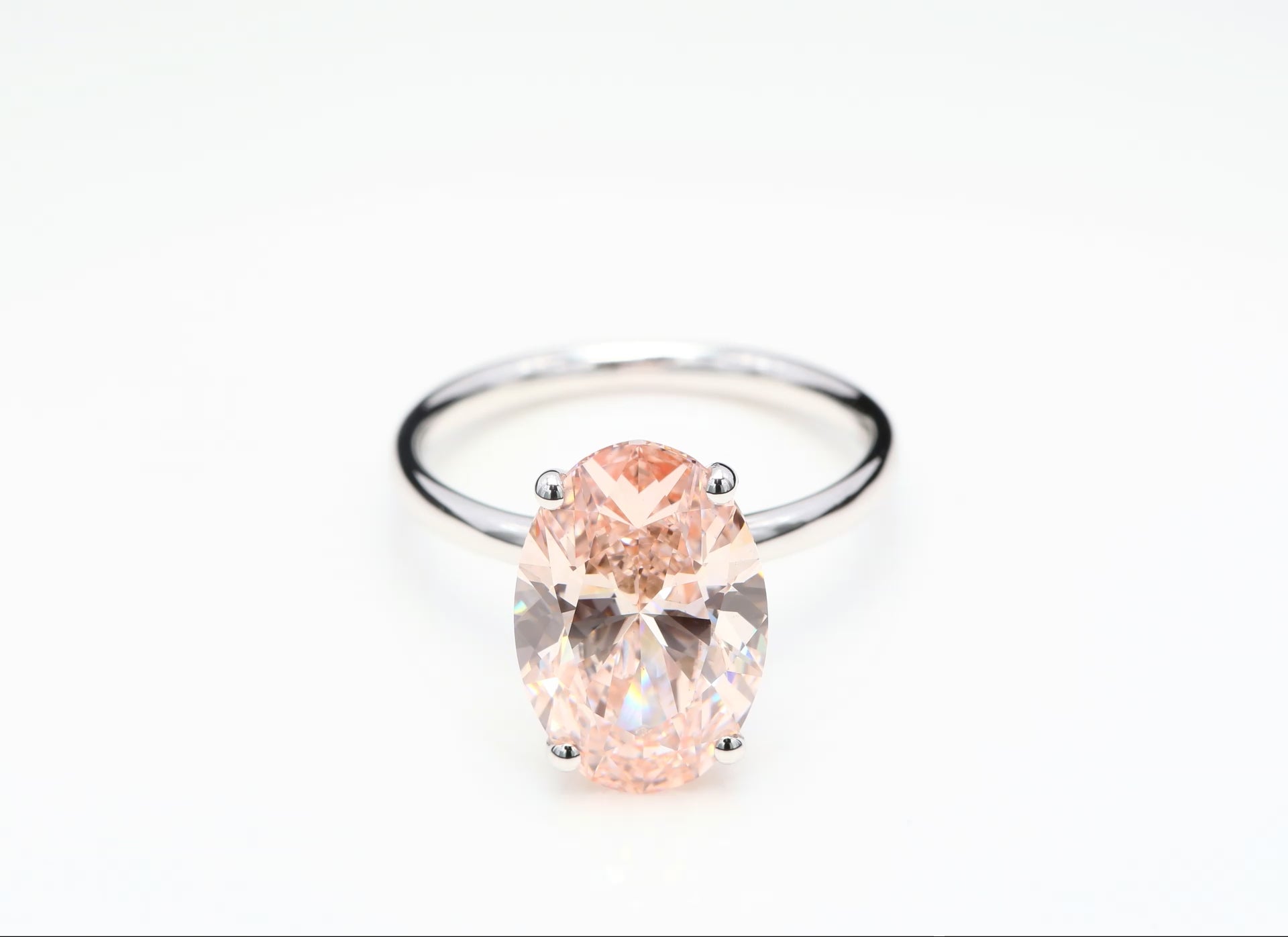 Diamantring i 18k vitguld med en 5 ct rosa ovalslipad labbodlad diamant i solitär infattning.