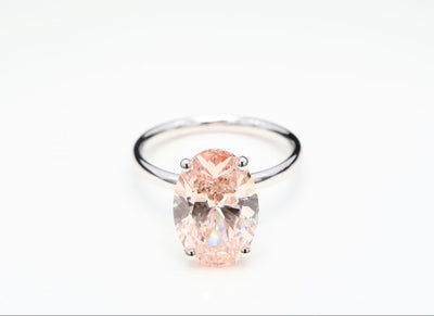 Diamantring i 18k vitguld med en 5 ct rosa ovalslipad labbodlad diamant i solitär infattning.