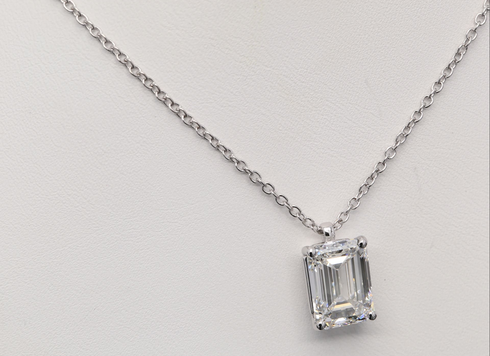 Diamanthalsband i 18k vitguld med en 5 ct smaragdslipad labbodlad diamant i solitär infattning.
