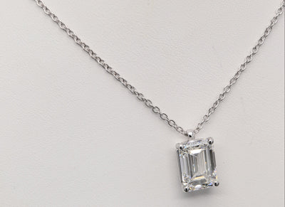 Diamanthalsband i 18k vitguld med en 5 ct smaragdslipad labbodlad diamant i solitär infattning.
