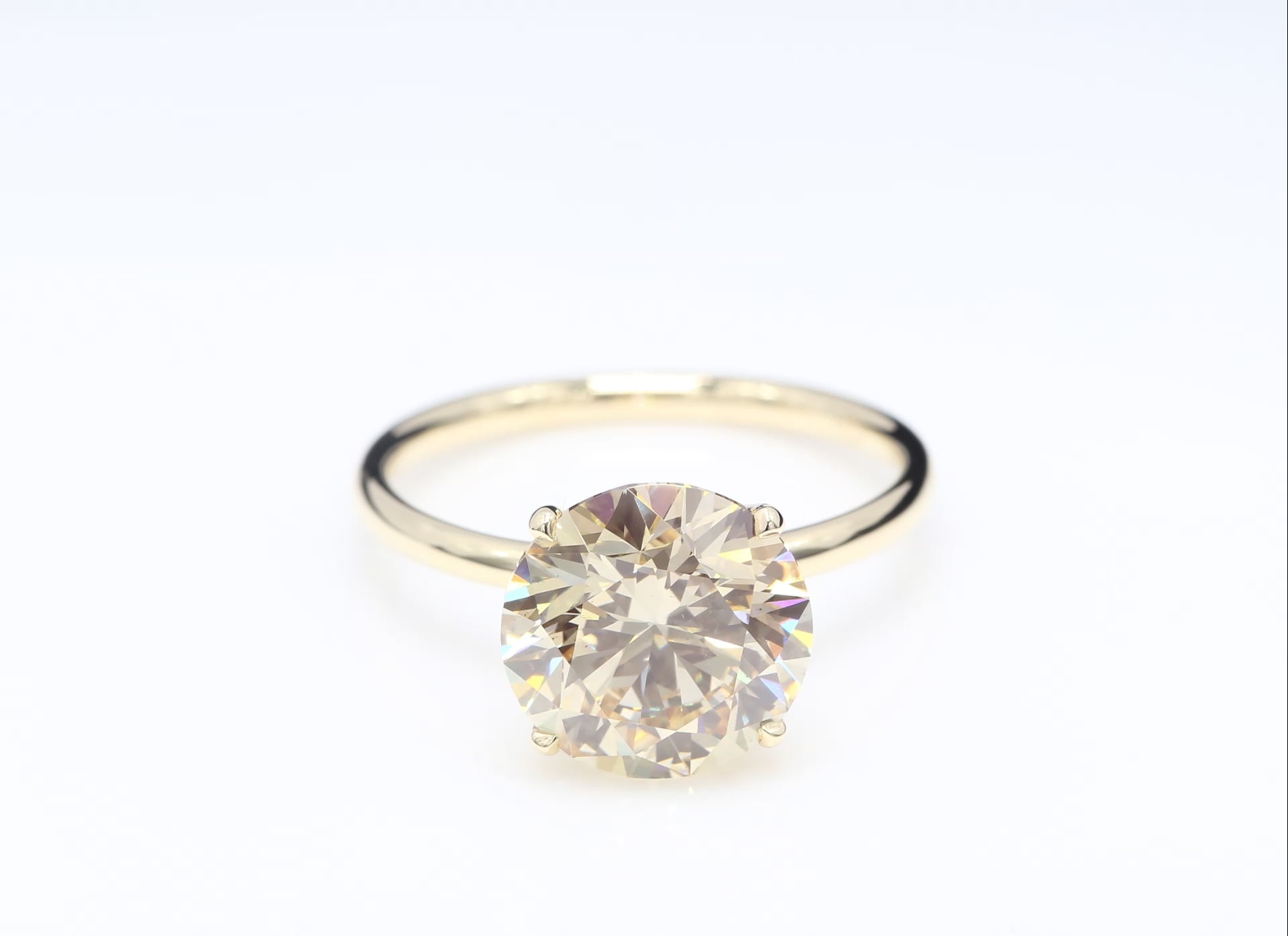 Diamantring i 18k gult guld med en 5 ct gul briljantslipad labbodlad diamant i solitär infattning.